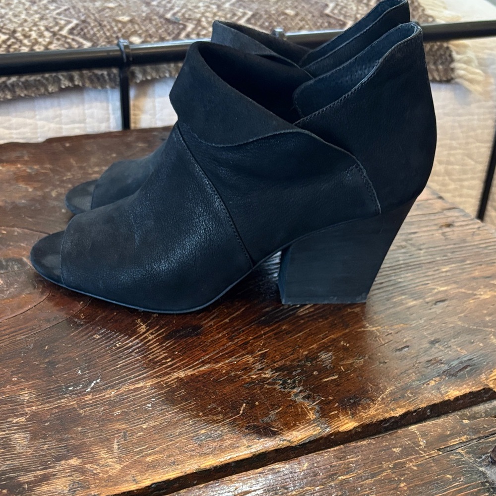 Heeled leather  bootie